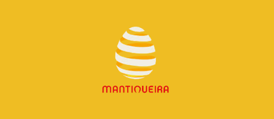 Uma pilha de ovos marrons e brancos empilhados uns sobre os outros